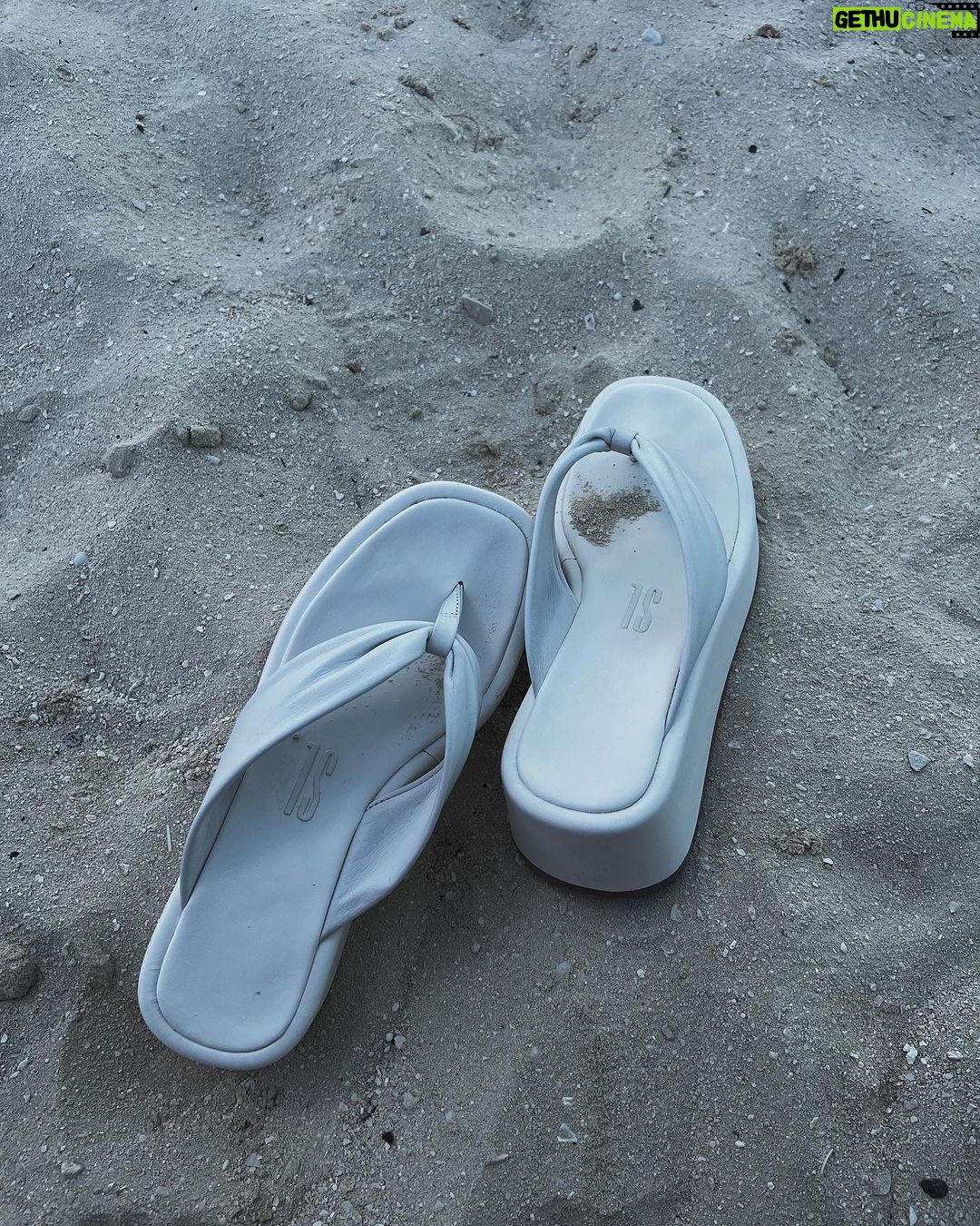 Júlia Gomes Instagram - Que viagem gostosa! Mas paisagens incríveis pedem looks especiais, e hoje o que deu um toque no meu look de praia foi esse chinelo de salto lindo da @santa_lolla 🤍 Aproveitando cada segundo da melhor forma possível! 🤩 Ocean Cay, Bahamas