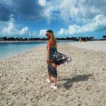 Júlia Gomes Instagram - Que viagem gostosa! Mas paisagens incríveis pedem looks especiais, e hoje o que deu um toque no meu look de praia foi esse chinelo de salto lindo da @santa_lolla 🤍 Aproveitando cada segundo da melhor forma possível! 🤩 Ocean Cay, Bahamas