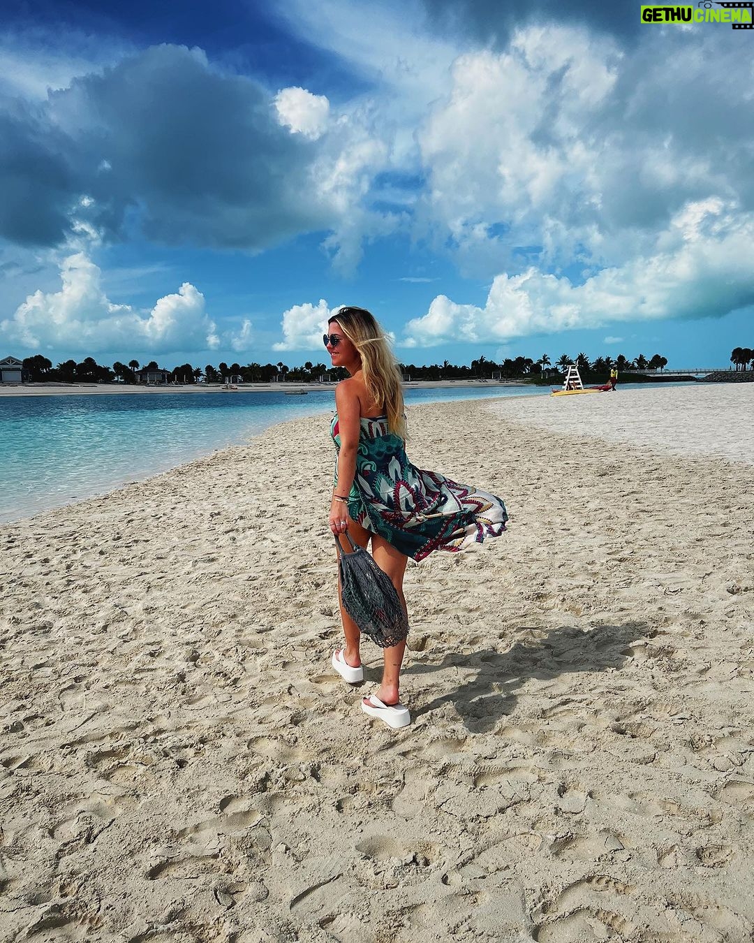 Júlia Gomes Instagram - Que viagem gostosa! Mas paisagens incríveis pedem looks especiais, e hoje o que deu um toque no meu look de praia foi esse chinelo de salto lindo da @santa_lolla 🤍 Aproveitando cada segundo da melhor forma possível! 🤩 Ocean Cay, Bahamas