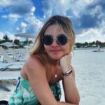Júlia Gomes Instagram - Que viagem gostosa! Mas paisagens incríveis pedem looks especiais, e hoje o que deu um toque no meu look de praia foi esse chinelo de salto lindo da @santa_lolla 🤍 Aproveitando cada segundo da melhor forma possível! 🤩 Ocean Cay, Bahamas