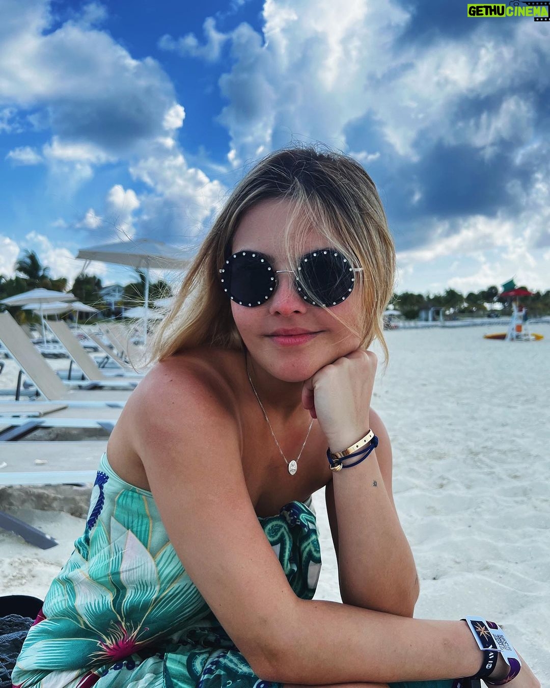Júlia Gomes Instagram - Que viagem gostosa! Mas paisagens incríveis pedem looks especiais, e hoje o que deu um toque no meu look de praia foi esse chinelo de salto lindo da @santa_lolla 🤍 Aproveitando cada segundo da melhor forma possível! 🤩 Ocean Cay, Bahamas