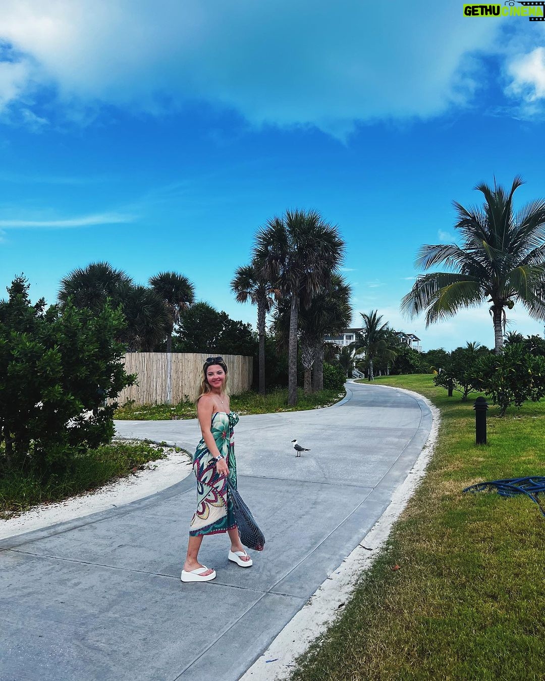 Júlia Gomes Instagram - Que viagem gostosa! Mas paisagens incríveis pedem looks especiais, e hoje o que deu um toque no meu look de praia foi esse chinelo de salto lindo da @santa_lolla 🤍 Aproveitando cada segundo da melhor forma possível! 🤩 Ocean Cay, Bahamas