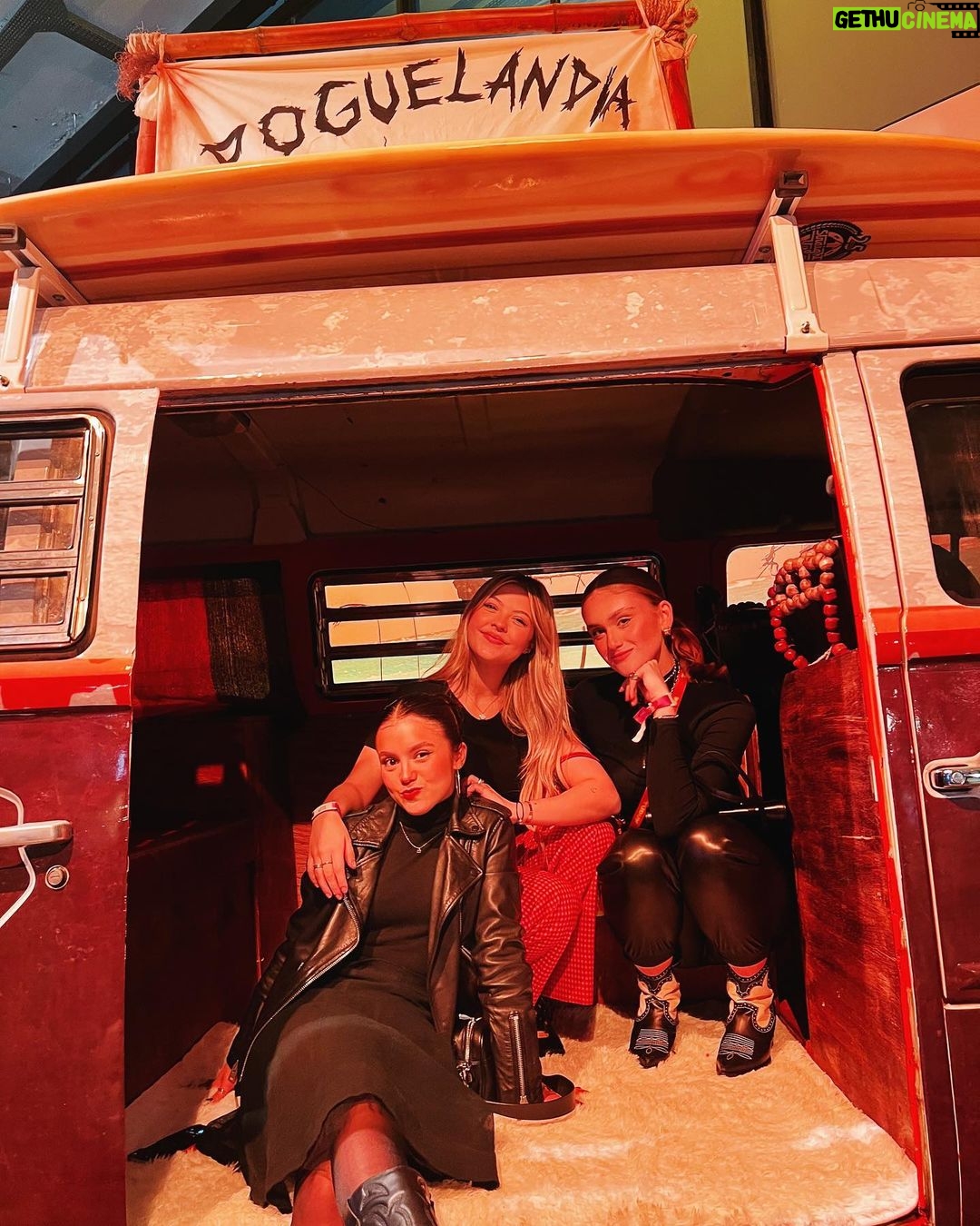 Júlia Gomes Instagram - TUDUM! O único evento presencial da #Netflix acontece aqui no Brasil nesse fim de semana no Parque Ibirapuera! Aqui vocês tem acesso a novidades e ativações nas nossas series mais amadas! Qual sua série favorita da @netflixbrasil ? 🥰❤️ Ibirapuera Parque