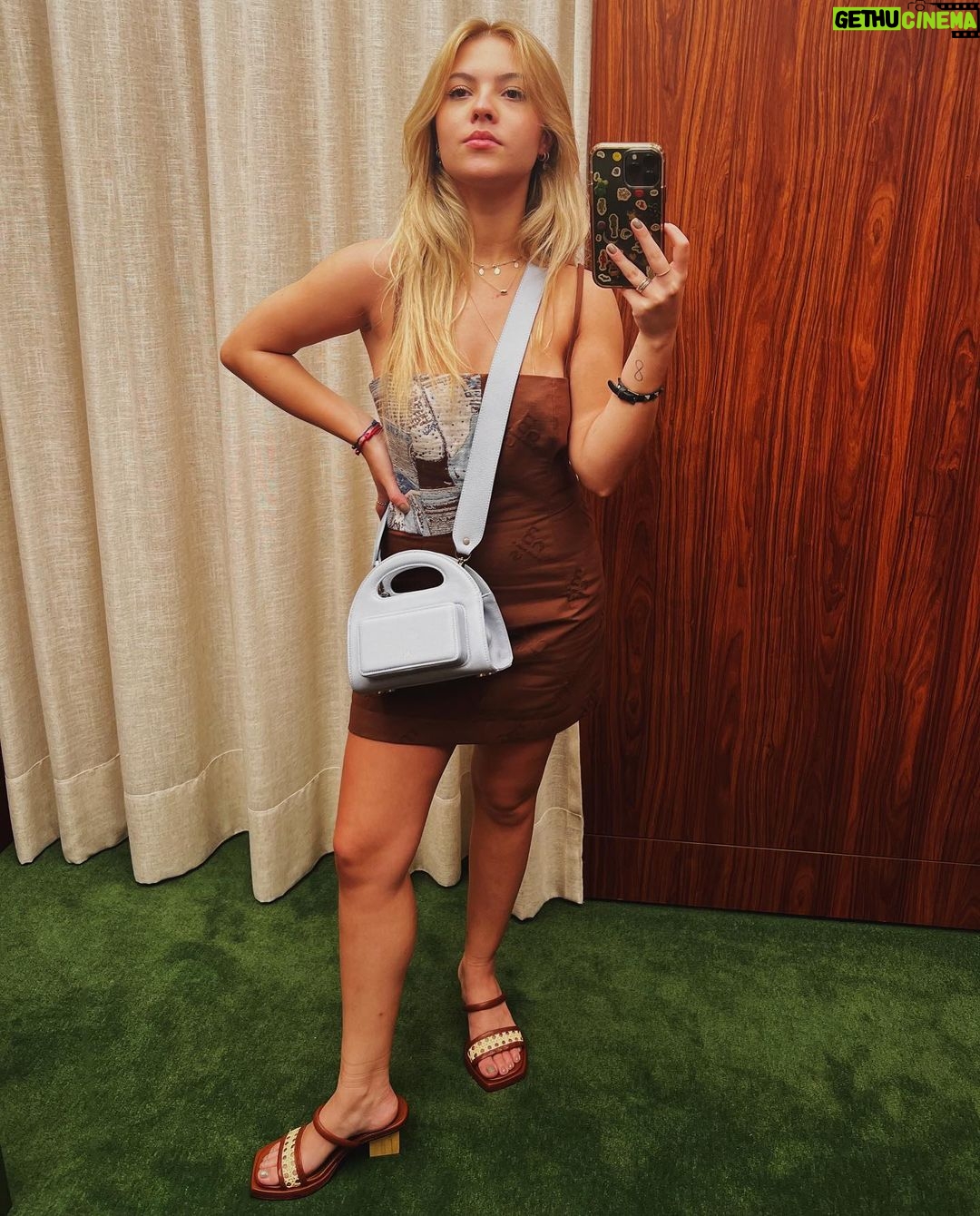 Júlia Gomes Instagram - A lot of mirror selfies in the fitting room - @misci__ 💙 São Paulo, Brazil