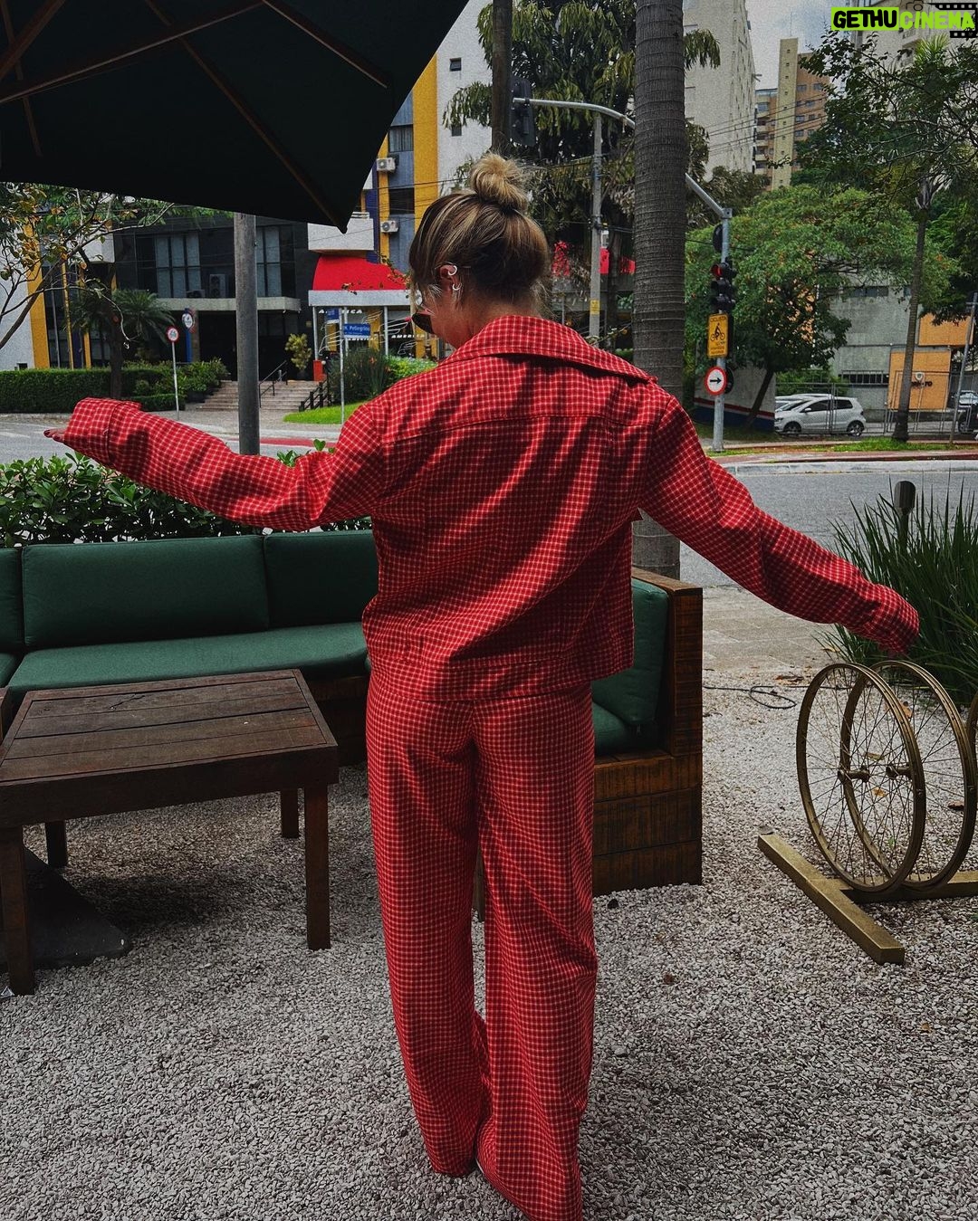 Júlia Gomes Instagram - Segundamos em São Paulo! Hoje eu to um pontinho vermelho com esse look de @littbrasil ❤️ São Paulo, Brazil