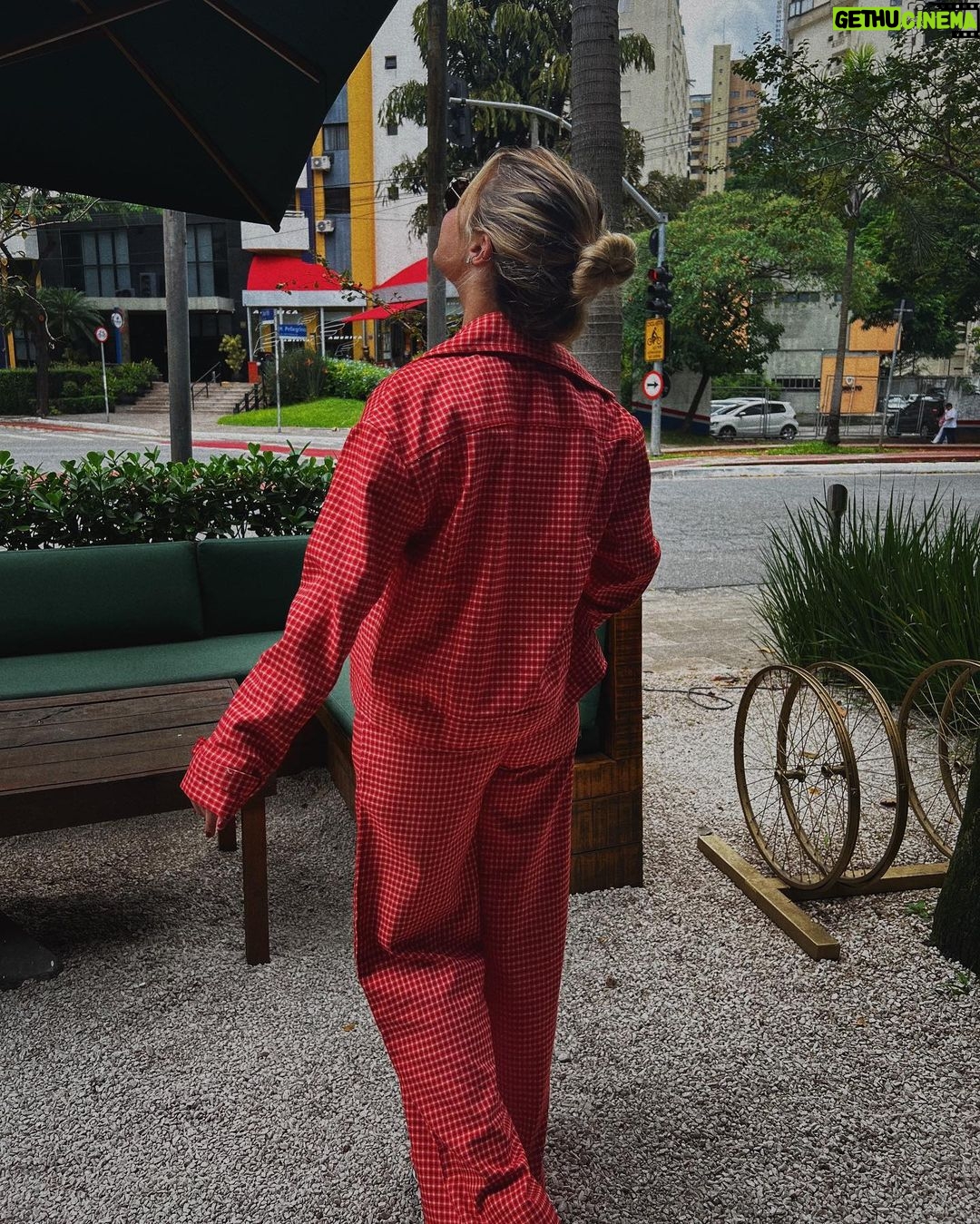 Júlia Gomes Instagram - Segundamos em São Paulo! Hoje eu to um pontinho vermelho com esse look de @littbrasil ❤️ São Paulo, Brazil