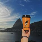 Júlia Gomes Instagram - Hoje o dia é feliz para nós, os amantes de café 🤎 Sextou de uma forma sensacional porque a @mais1.cafe está distribuindo 100 mil cafés para todos hoje! A promoção está rolando no Brasil INTEIRO!!!! Va até uma loja mais próxima de você e ganhe Mais Um Café 🌟