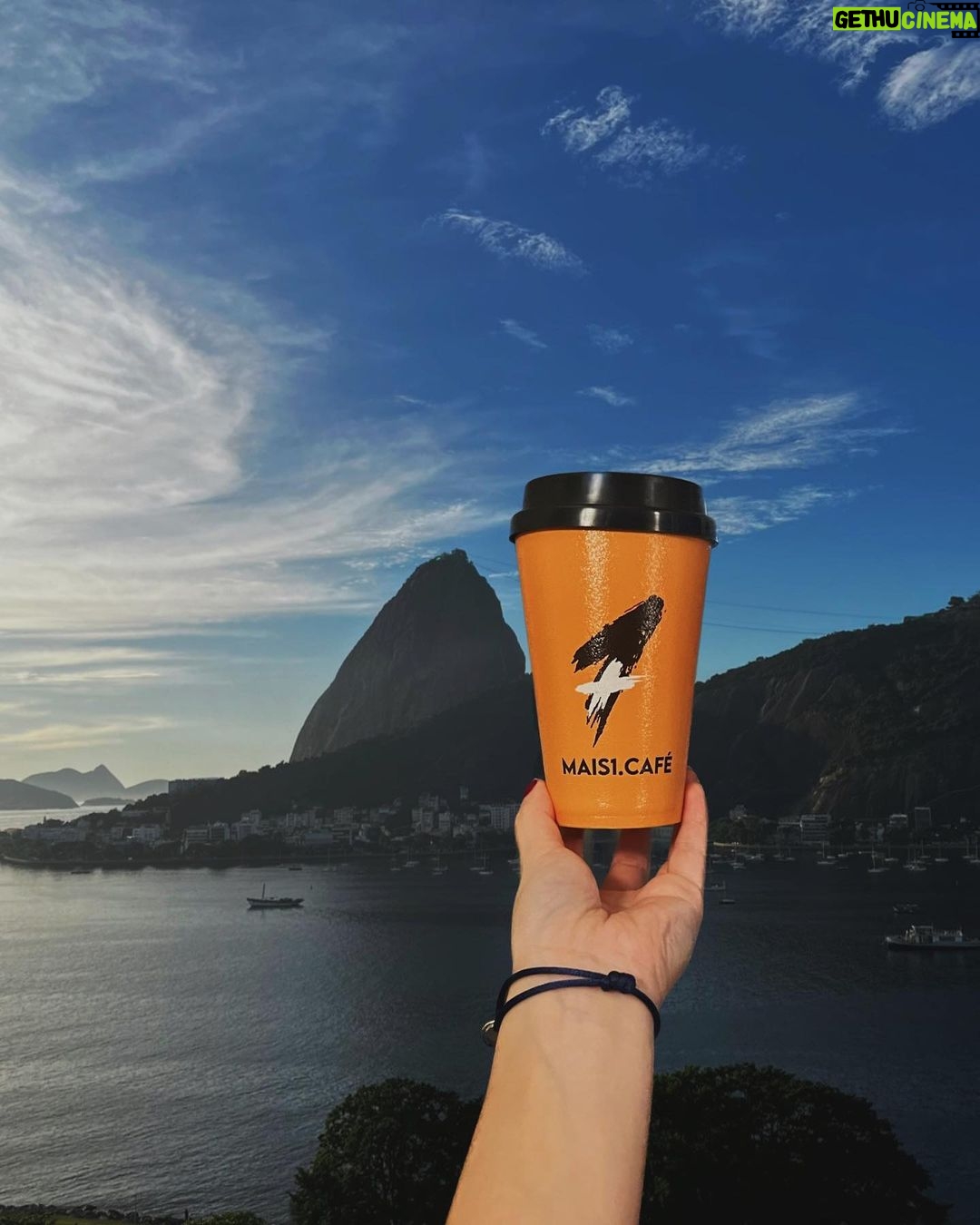 Júlia Gomes Instagram - Hoje o dia é feliz para nós, os amantes de café 🤎 Sextou de uma forma sensacional porque a @mais1.cafe está distribuindo 100 mil cafés para todos hoje! A promoção está rolando no Brasil INTEIRO!!!! Va até uma loja mais próxima de você e ganhe Mais Um Café 🌟