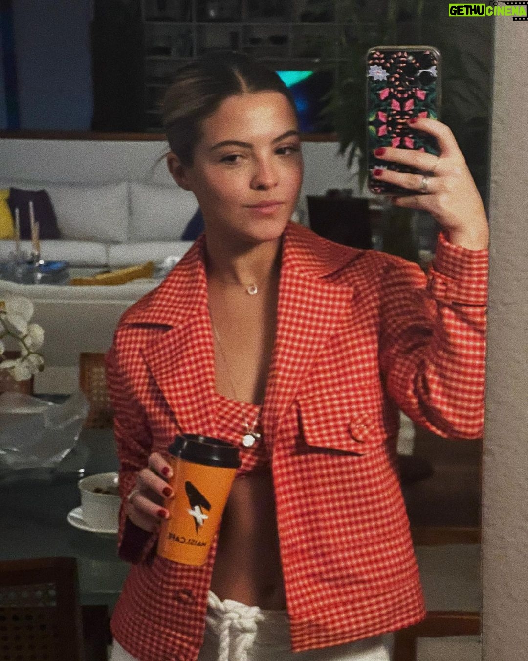 Júlia Gomes Instagram - Hoje o dia é feliz para nós, os amantes de café 🤎 Sextou de uma forma sensacional porque a @mais1.cafe está distribuindo 100 mil cafés para todos hoje! A promoção está rolando no Brasil INTEIRO!!!! Va até uma loja mais próxima de você e ganhe Mais Um Café 🌟