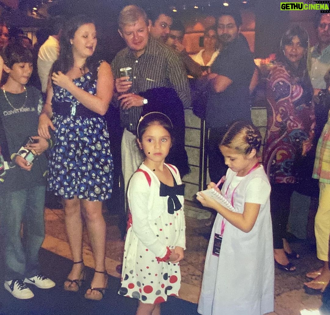 Júlia Gomes Instagram - Sim, na primeira foto vocês podem ver uma mini Julinha de 6 anos dando um autógrafo 🥹 Desde NENÉM praticamente ja fazendo o que eu mais amo! Feliz dia das crianças ❤️