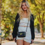 Júlia Gomes Instagram – Winter collection by @littbrasil 🖤
De volta pra SP (por um curto período 😜) Hoje apostei em um dos meus conjuntos favoritos dessa coleção junto com a minha bota alta FAvorita de @santa_lolla ! 🌟 São Paulo, Brazil