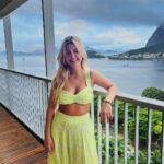 Júlia Gomes Instagram – Um look lindo para uma vista linda! Estou completamente apaixonada pela nova coleção da @littbrasil 💚 Um conjunto mais lindo que o outro! 🌟 Rio de Janeiro, Rio de Janeiro