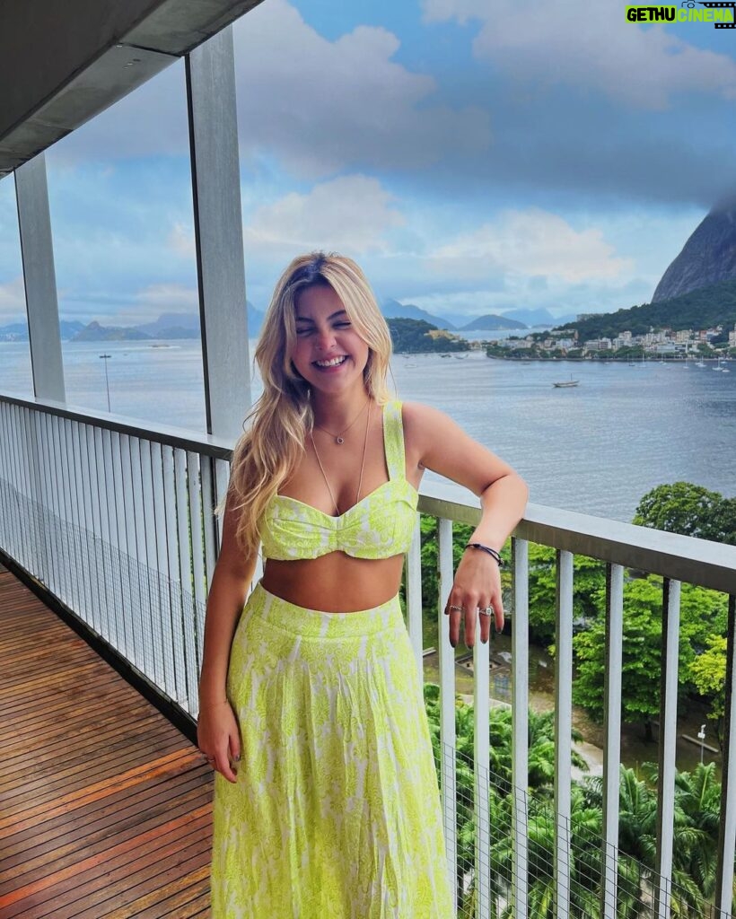 Júlia Gomes Instagram - Um look lindo para uma vista linda! Estou completamente apaixonada pela nova coleção da @littbrasil 💚 Um conjunto mais lindo que o outro! 🌟 Rio de Janeiro, Rio de Janeiro
