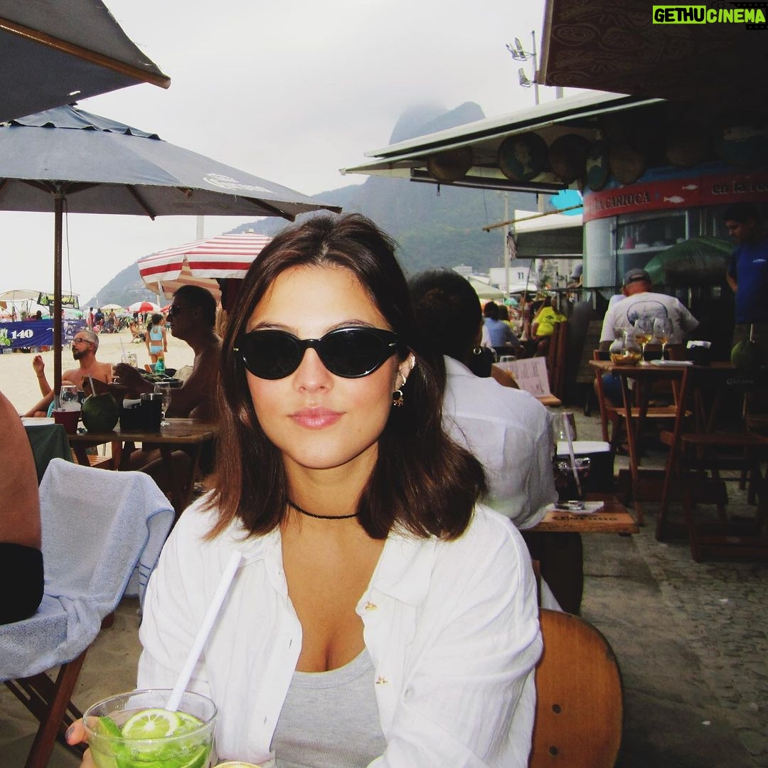 Júlia Gomes Instagram - Sabadamos no drink de caipirinha de limaun na praia do leblaum 🍋 Rio de Janeiro, Rio de Janeiro