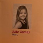 Júlia Gomes Instagram - Hoje no dia do ator eu vou mostrar um pouco da minha trajetória! Foi um grande caminho até chegar aqui! Começando com teatro musical quando tinha 6 aninhos interpretando a Gretel em A Noviça Rebelde! Com 8 anos fiz minha primeira novela, A Vida da Gente onde vivi a Sofia. Com 9 eu conheci a personagem Elisa em Amor Eterno Amor. Dei vida a Princesa Fiona em Shreck O Musical com 10 anos. Dos 11 aos 13 eu vivi a Marian em Chiquititas. Com 18 fiz meu primeiro filme, Confissões De Uma Garota Excluída, Valentina… Você é tão especial! Kaka, você também tornou o meu Verão Inesquecível, obrigada! Agora estou feliz de anunciar que mais um personagem novo está por vir, e nossa jornada continua… 🖤 Rio de Janeiro, Rio de Janeiro
