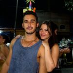 Júlia Gomes Instagram - Amigos, caipirinhas de limão, pirulitos e bolo de aniversário! 🩵 Rio de Janeiro, Rio de Janeiro