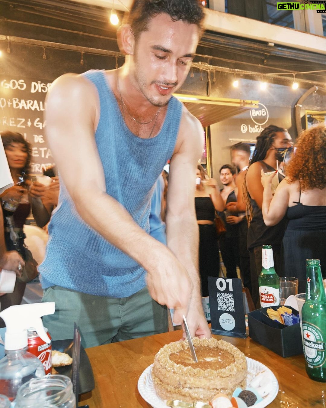 Júlia Gomes Instagram - Amigos, caipirinhas de limão, pirulitos e bolo de aniversário! 🩵 Rio de Janeiro, Rio de Janeiro