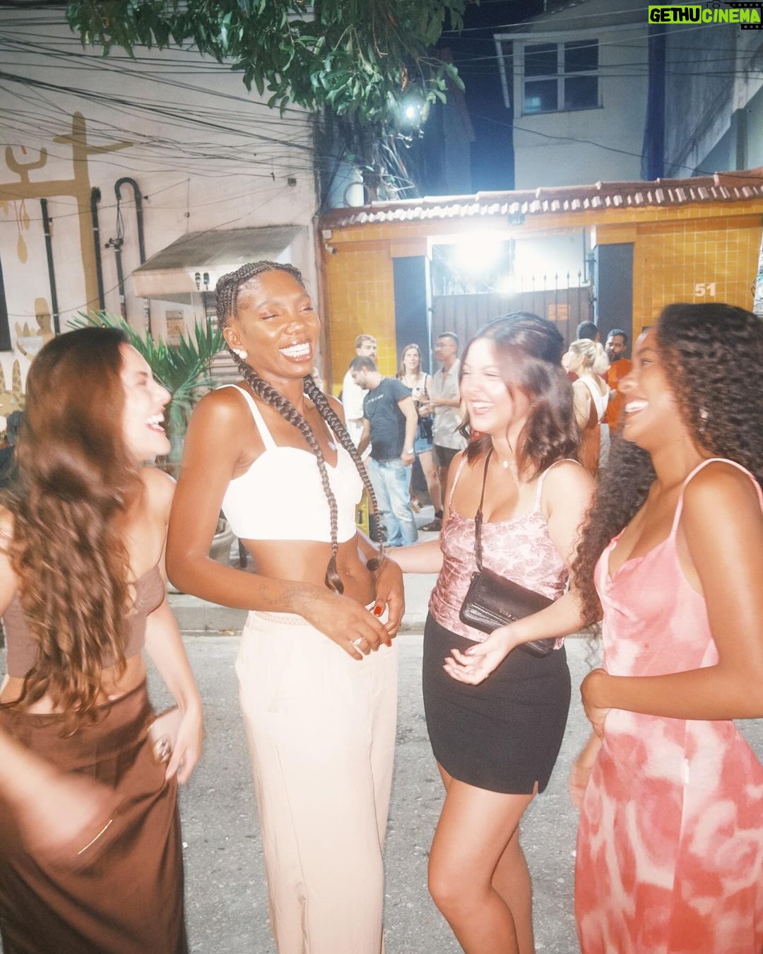 Júlia Gomes Instagram - Amigos, caipirinhas de limão, pirulitos e bolo de aniversário! 🩵 Rio de Janeiro, Rio de Janeiro