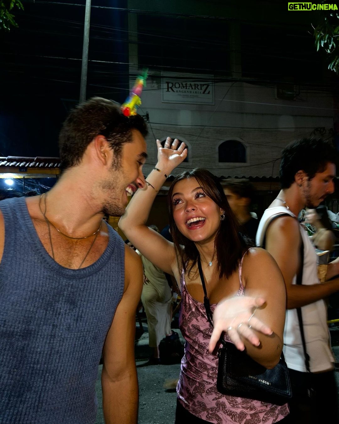 Júlia Gomes Instagram - Amigos, caipirinhas de limão, pirulitos e bolo de aniversário! 🩵 Rio de Janeiro, Rio de Janeiro
