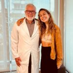 Júlia Mendes Instagram – Esse é o @drmarcellovalle médico fertileuta que escolhi para fazer o meu tratamento de congelamento de óvulos. Decisão mais acertada que tomei para começar o meu ano de 2024. Ser mãe é um sonho e com sonhos não se brinca! Confesso que estava um pouco nervosa e aflita para iniciar o tratamento e o que eu posso dizer até então, é que estou tendo uma experiência maravilhosa. Sabe porque? Porque EU decidi que seria assim e isso faz toda a diferença! (mesmo com todos os meus medos – principalmente o de agulhas kkk, eu resolvi ir com medo mesmo) E que orgulho estou sentindo de mim! É a maneira que você escolhe atravessar os seus processos que influencia nos seus resultados. E afinal, como poderia ser diferente? Eu estou fazendo um tratamento pro meu futuro, para ampliar as minhas chances, um tratamento que fala sobre a vida, que fala sobre o meu direito de escolha, sobre a minha liberdade e principalmente, um tratamento que me trará paz! Então porque não passar por esse processo de maneira leve e confiante? Eu escolhi que seria assim e assim está sendo! Aproveito também para agradecer imensamente a @clinicaorigenrio , obrigada meninas!!! As companhias de vocês durante o meu processo está fazendo toda a diferença. Sentirei falta das nossas risadas diárias! Aliás, achei que só ia chorar por conta dos hormônios e atualmente ando no modo gargalhada turbo com vocês! Fato é que cada pessoa tem uma experiência, é um processo muito particular, mas como disse no início, é muito como você escolhe encarar. Os seus pensamentos é que criam a sua realidade. E eu estou firme com os meus! Saber o que você quer te traz foco e força. Quero muito compartilhar tudo com vocês e poder falar mais sobre isso aqui. E quando o tratamento acabar vou gravar um vídeo contando todos os detalhes da minha experiência pra vocês! Por hora, só agradecer e seguir confiante de que o caçador de óvulos, muito em breve, deixará o meu freezer lotado! 😂♥️🙌🏼