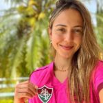 Júlia Mendes Instagram – Desde 2008 quando fui ao Maracanã assistir a final da libertadores contra a LDU jurei pra mim mesma que não ia mais me desgastar por conta de futebol. Corta pra ontem eu tendo quase uma parada cardíaca durante o jogo! Kkk não tem jeito! Futebol é contagiante, faz parte da nossa história e representa a cultura do nosso pais! E ontem num jogo eletrizante, do inicio ao fim, entramos pra história! O hino já sabia: “Quem espera sempre alcança!” (E que espera longa) mas tá aí! É CAMPEÃO!!!!♥️💚🤍