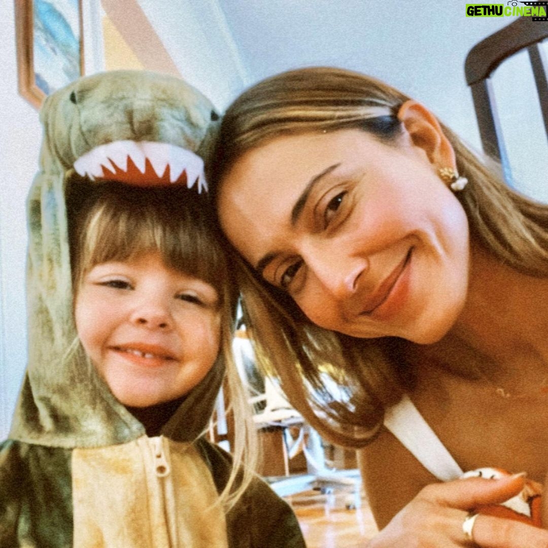Júlia Mendes Instagram - Resumo de um dia perfeito com meu dinossauro favorito!♥️🦖