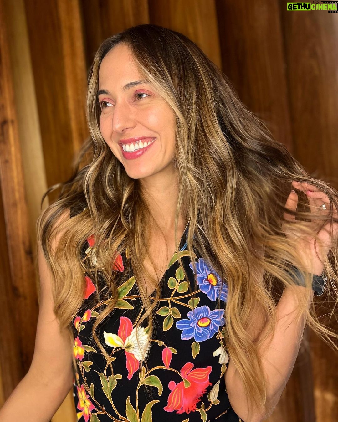 Júlia Mendes Instagram - Já estava com saudades! @getuliocrz obrigada por sempre me iluminar com perfeição! ✨✨✨ A morena iluminada voltou gente!! E aí?! Gostaram?!
