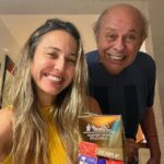 Júlia Mendes Instagram – Em tempos de Instagram e de redes sociais e de um mundo onde a maior preocupação das pessoas é mostrar que está feliz do que realmente ser, passar o feriadinho com meu pai, em casinha, comendo strogonoff e chocolate me parece a mais autêntica forma de felicidade. ♥️ (o último vídeo kkk )