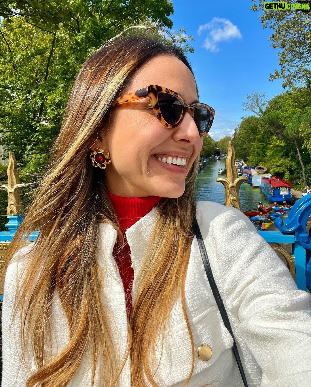 Júlia Mendes Instagram - Um dia em Little Venice! Um bairro cinematográfico. Como não se apaixonar? ✨🌺🛶💖