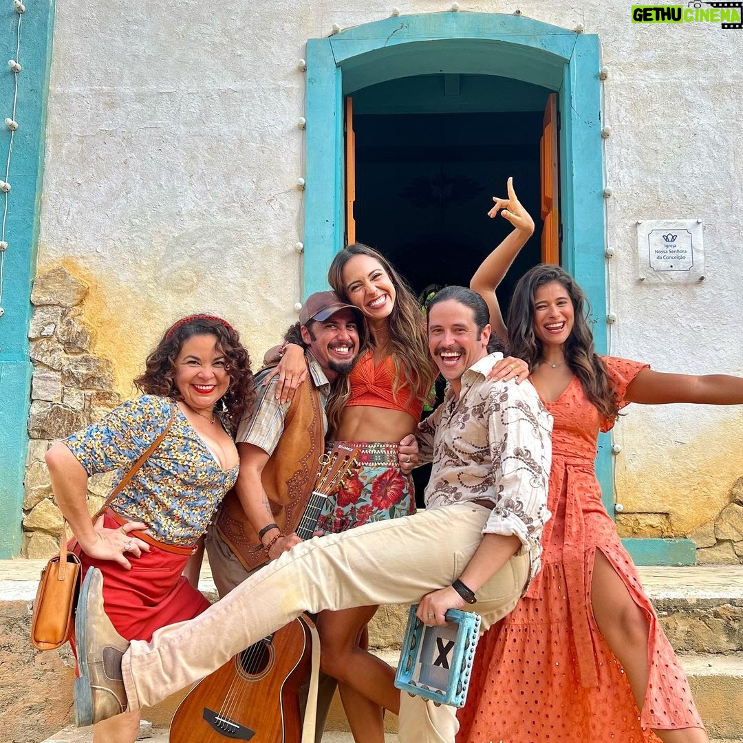 Júlia Mendes Instagram - Um ano de “Mar do Sertão”! Como o tempo voa! Pra mim, esse trabalho foi muito além de gravar uma novela. Mar do sertão foi literalmente um mar de afetos! Quantas pessoas maravilhosas trabalhando juntas! Que prazer eu tinha em ir gravar e encontrar toda a nossa equipe. E hoje, a saudade que fica, é a prova incontestável de um trabalho que transbordou amor do início ao fim. ♥️