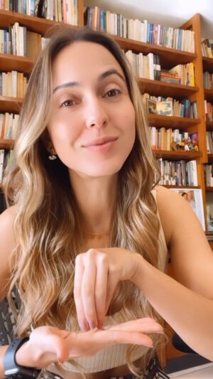 Júlia Mendes Instagram - Imprevisibilidade é a porta para a sua felicidade! Se apegue a ela e a nada mais! ✨🙏🏼