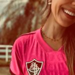 Júlia Mendes Instagram – Desde 2008 quando fui ao Maracanã assistir a final da libertadores contra a LDU jurei pra mim mesma que não ia mais me desgastar por conta de futebol. Corta pra ontem eu tendo quase uma parada cardíaca durante o jogo! Kkk não tem jeito! Futebol é contagiante, faz parte da nossa história e representa a cultura do nosso pais! E ontem num jogo eletrizante, do inicio ao fim, entramos pra história! O hino já sabia: “Quem espera sempre alcança!” (E que espera longa) mas tá aí! É CAMPEÃO!!!!♥️💚🤍