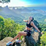 Júlia Mendes Instagram - Impossível por em palavras! A natureza é algo que me emociona. Obrigada meu corpo e minha saúde por me proporcionar vistas como essa. Obrigada minha equipe pela melhor energia sempre! A vista é mais bonita com vocês! 🙌🏼💚✨ Pedra Da Proa