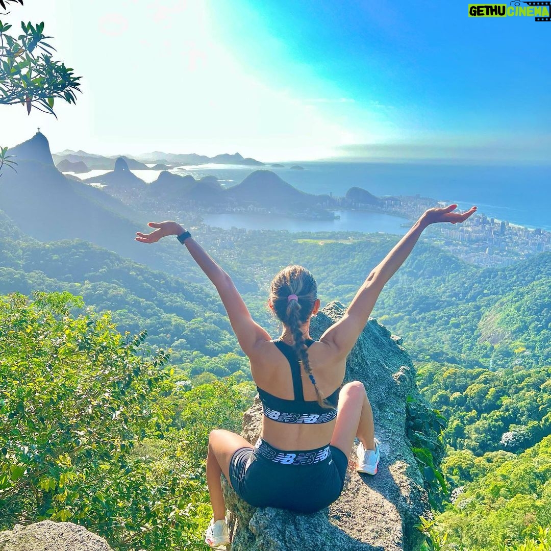 Júlia Mendes Instagram - Impossível por em palavras! A natureza é algo que me emociona. Obrigada meu corpo e minha saúde por me proporcionar vistas como essa. Obrigada minha equipe pela melhor energia sempre! A vista é mais bonita com vocês! 🙌🏼💚✨ Pedra Da Proa