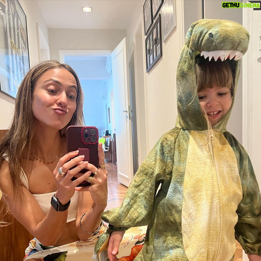 Júlia Mendes Instagram - Resumo de um dia perfeito com meu dinossauro favorito!♥️🦖