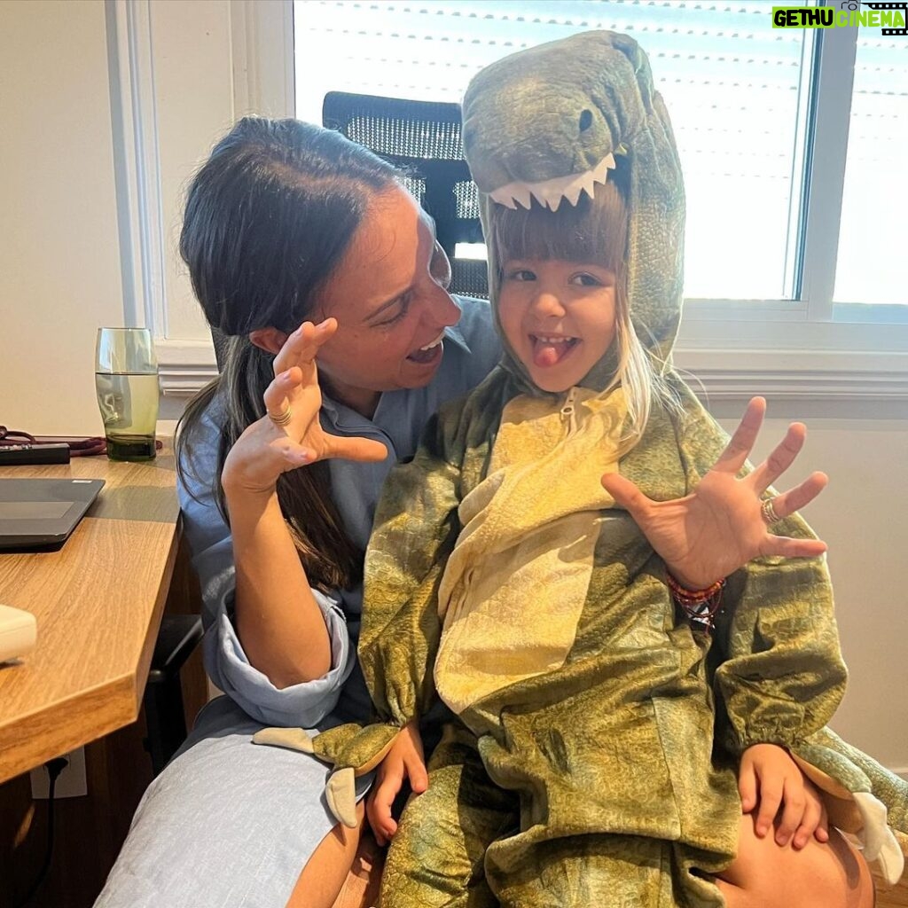Júlia Mendes Instagram - Resumo de um dia perfeito com meu dinossauro favorito!♥️🦖