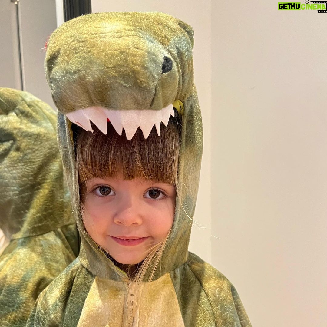 Júlia Mendes Instagram - Resumo de um dia perfeito com meu dinossauro favorito!♥️🦖