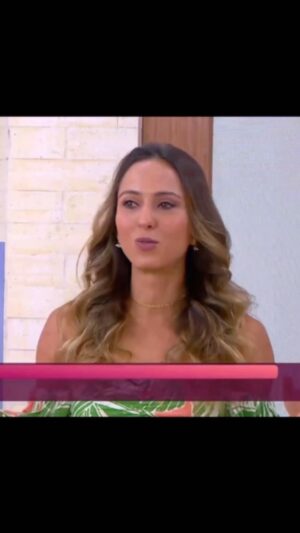 Júlia Mendes Instagram - Eu não sou do tipo de pessoa blasé, que faz a fina e age naturalmente diante de novas conquistas. Não nasci para ser assim. Sou uma entusiasta da vida e a paixão é o meu maior combustível! Vocês sabem o quanto batalho para realizar os meus sonhos. Sempre procuro me entregar de corpo e alma em tudo o que eu faço. Então não teria como eu não dividir com vocês a minha imensa alegria de ter participado hoje, ao vivo, do programa mais você. Construí esse canal aqui no Instagram como fazem as formiguinhas, com muita dedicação, foco, esmero, amor e cuidado. Na verdade eu não construí nada, nós é que construímos, juntos! Eu e vocês! E hoje é um dia para ser celebrado. Estar em rede nacional, em um programa com a dimensão e o alcance que tem, não é pra qualquer um. Devo isso a mim e a vocês! Somos uma baita família de formiguinhas e juntos vamos longe. Sempre em frente! Obrigada por tanta torcida, tanto carinho. Vocês são demais e fazem parte disso tudo!♥️