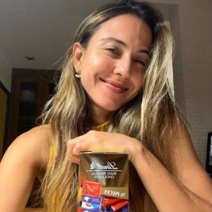 Júlia Mendes Instagram - Em tempos de Instagram e de redes sociais e de um mundo onde a maior preocupação das pessoas é mostrar que está feliz do que realmente ser, passar o feriadinho com meu pai, em casinha, comendo strogonoff e chocolate me parece a mais autêntica forma de felicidade. ♥️ (o último vídeo kkk )