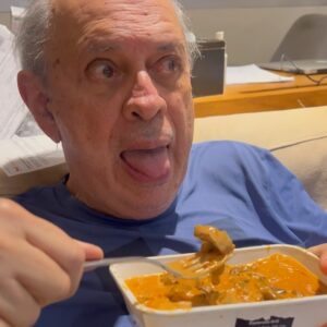 Júlia Mendes Instagram - Em tempos de Instagram e de redes sociais e de um mundo onde a maior preocupação das pessoas é mostrar que está feliz do que realmente ser, passar o feriadinho com meu pai, em casinha, comendo strogonoff e chocolate me parece a mais autêntica forma de felicidade. ♥️ (o último vídeo kkk )