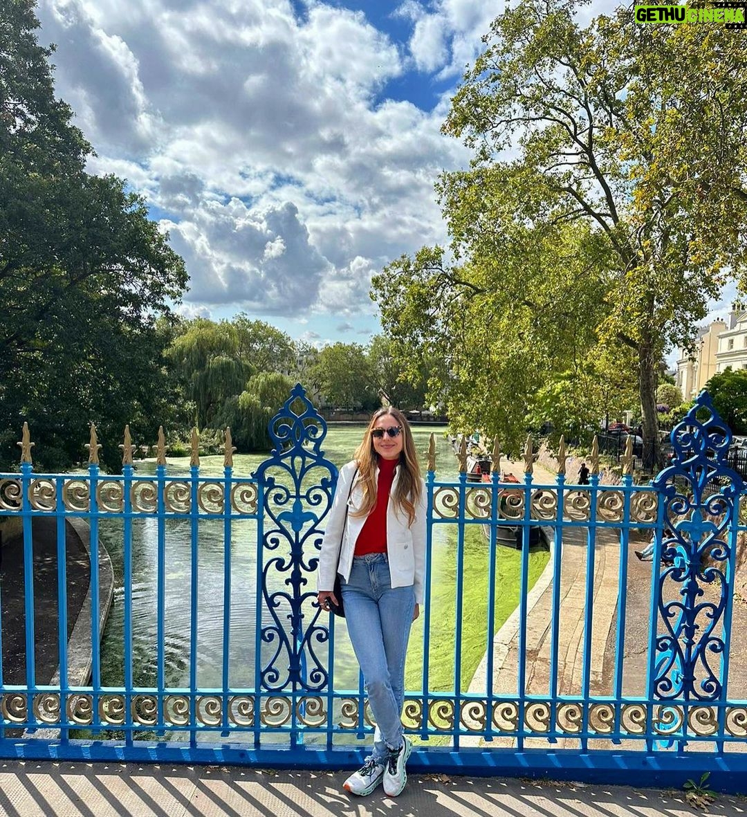 Júlia Mendes Instagram - Um dia em Little Venice! Um bairro cinematográfico. Como não se apaixonar? ✨🌺🛶💖