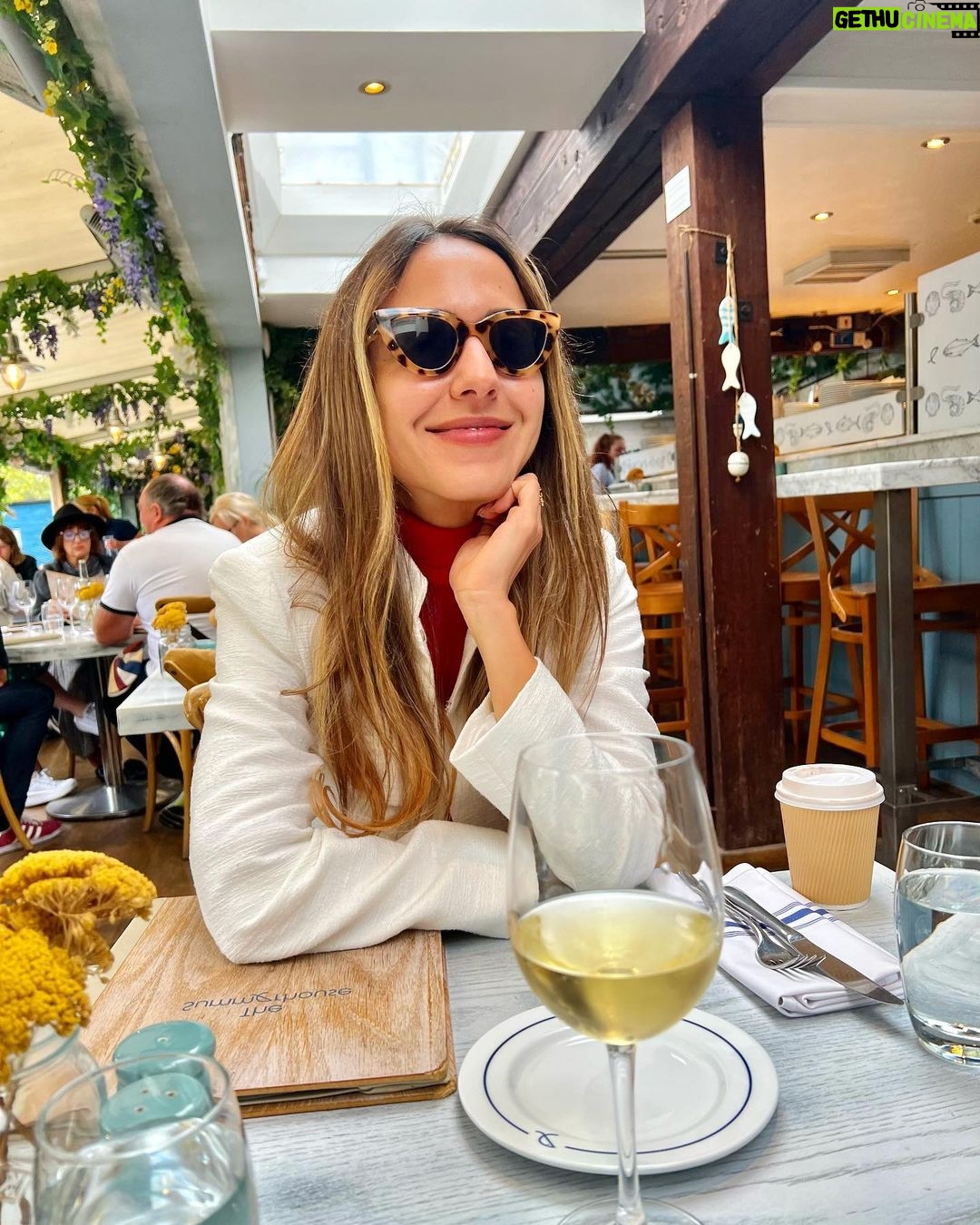 Júlia Mendes Instagram - Um dia em Little Venice! Um bairro cinematográfico. Como não se apaixonar? ✨🌺🛶💖