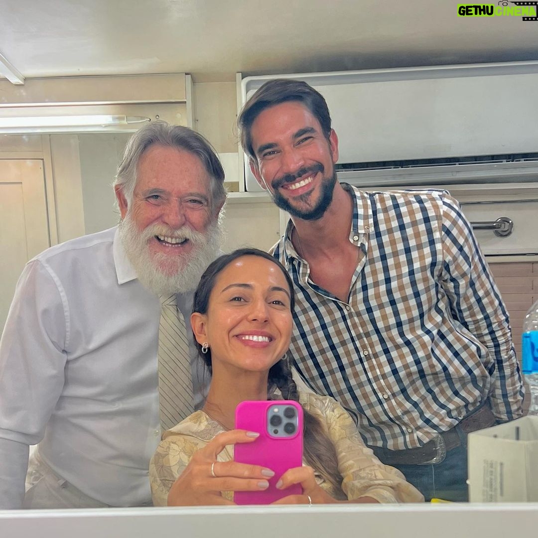 Júlia Mendes Instagram - Um ano de “Mar do Sertão”! Como o tempo voa! Pra mim, esse trabalho foi muito além de gravar uma novela. Mar do sertão foi literalmente um mar de afetos! Quantas pessoas maravilhosas trabalhando juntas! Que prazer eu tinha em ir gravar e encontrar toda a nossa equipe. E hoje, a saudade que fica, é a prova incontestável de um trabalho que transbordou amor do início ao fim. ♥️
