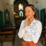 Júlia Mendes Instagram - Um ano de “Mar do Sertão”! Como o tempo voa! Pra mim, esse trabalho foi muito além de gravar uma novela. Mar do sertão foi literalmente um mar de afetos! Quantas pessoas maravilhosas trabalhando juntas! Que prazer eu tinha em ir gravar e encontrar toda a nossa equipe. E hoje, a saudade que fica, é a prova incontestável de um trabalho que transbordou amor do início ao fim. ♥️