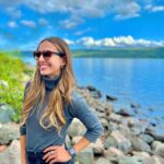 Júlia Mendes Instagram - Eu sei que a natureza é algo inexplicável mas hoje ela passou dos limites! Que dia inesquecível! 😍🦖🙌🏼✨obs: na última foto, biólogos dirão que é montagem mas eu digo que foi sorte! Kkk Loch Ness, Highlands, Scotland!!