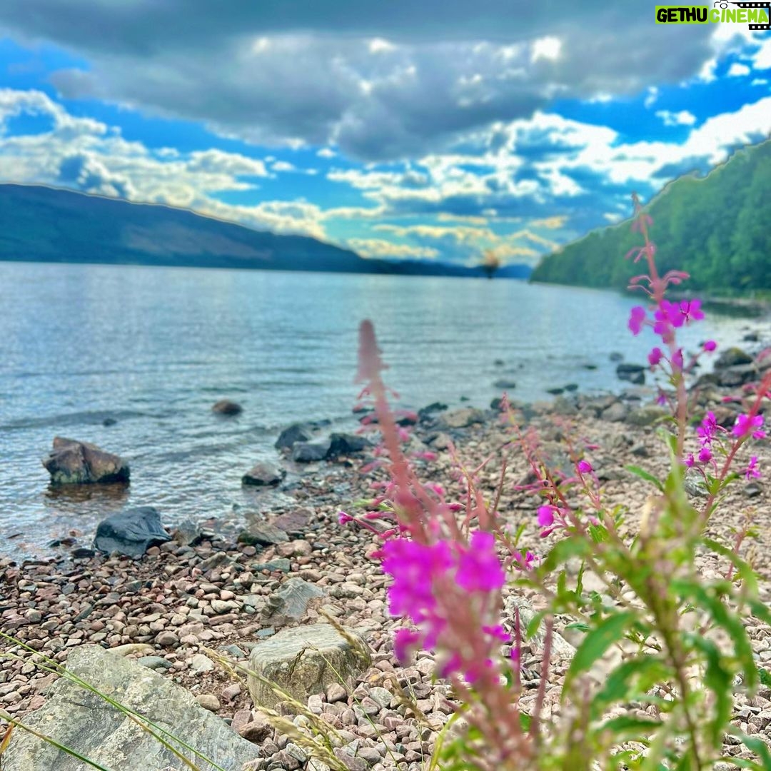 Júlia Mendes Instagram - Eu sei que a natureza é algo inexplicável mas hoje ela passou dos limites! Que dia inesquecível! 😍🦖🙌🏼✨obs: na última foto, biólogos dirão que é montagem mas eu digo que foi sorte! Kkk Loch Ness, Highlands, Scotland!!
