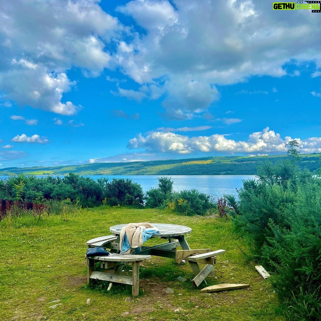 Júlia Mendes Instagram - Eu sei que a natureza é algo inexplicável mas hoje ela passou dos limites! Que dia inesquecível! 😍🦖🙌🏼✨obs: na última foto, biólogos dirão que é montagem mas eu digo que foi sorte! Kkk Loch Ness, Highlands, Scotland!!