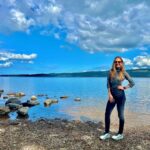Júlia Mendes Instagram - Eu sei que a natureza é algo inexplicável mas hoje ela passou dos limites! Que dia inesquecível! 😍🦖🙌🏼✨obs: na última foto, biólogos dirão que é montagem mas eu digo que foi sorte! Kkk Loch Ness, Highlands, Scotland!!