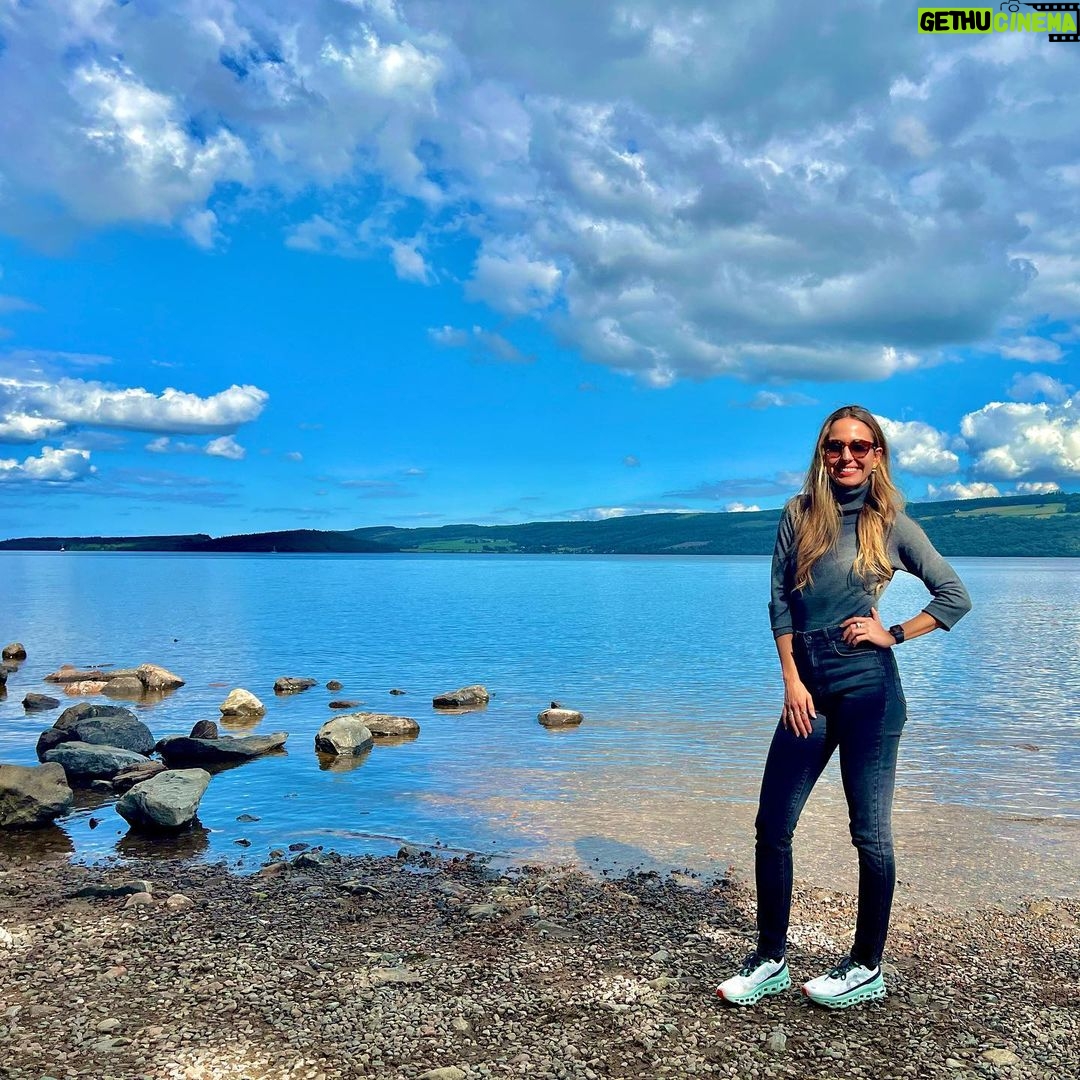 Júlia Mendes Instagram - Eu sei que a natureza é algo inexplicável mas hoje ela passou dos limites! Que dia inesquecível! 😍🦖🙌🏼✨obs: na última foto, biólogos dirão que é montagem mas eu digo que foi sorte! Kkk Loch Ness, Highlands, Scotland!!