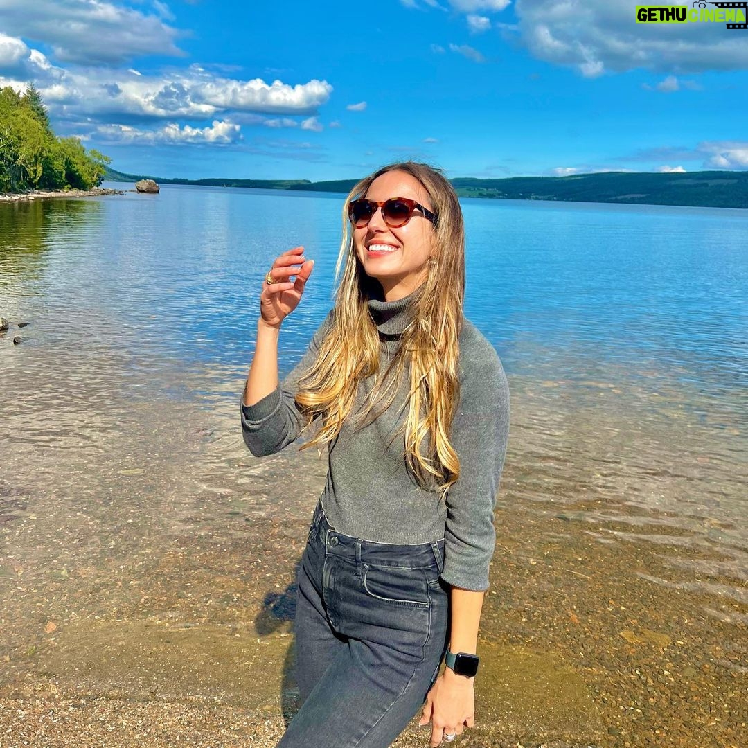 Júlia Mendes Instagram - Eu sei que a natureza é algo inexplicável mas hoje ela passou dos limites! Que dia inesquecível! 😍🦖🙌🏼✨obs: na última foto, biólogos dirão que é montagem mas eu digo que foi sorte! Kkk Loch Ness, Highlands, Scotland!!